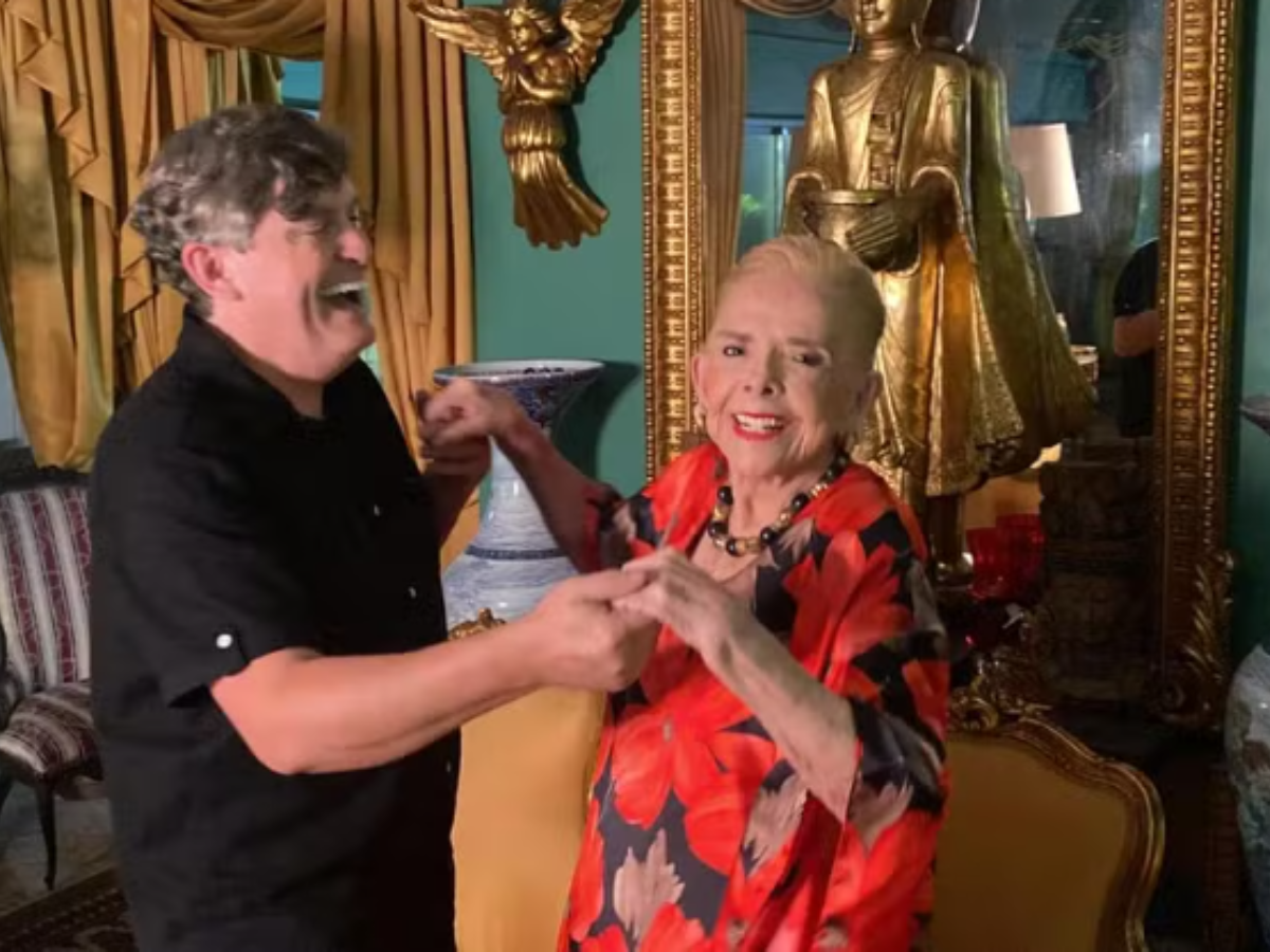 socialite-regina-lemos-retorna-a-mansao-apos-prisao-de-ex-motorista.-entenda!