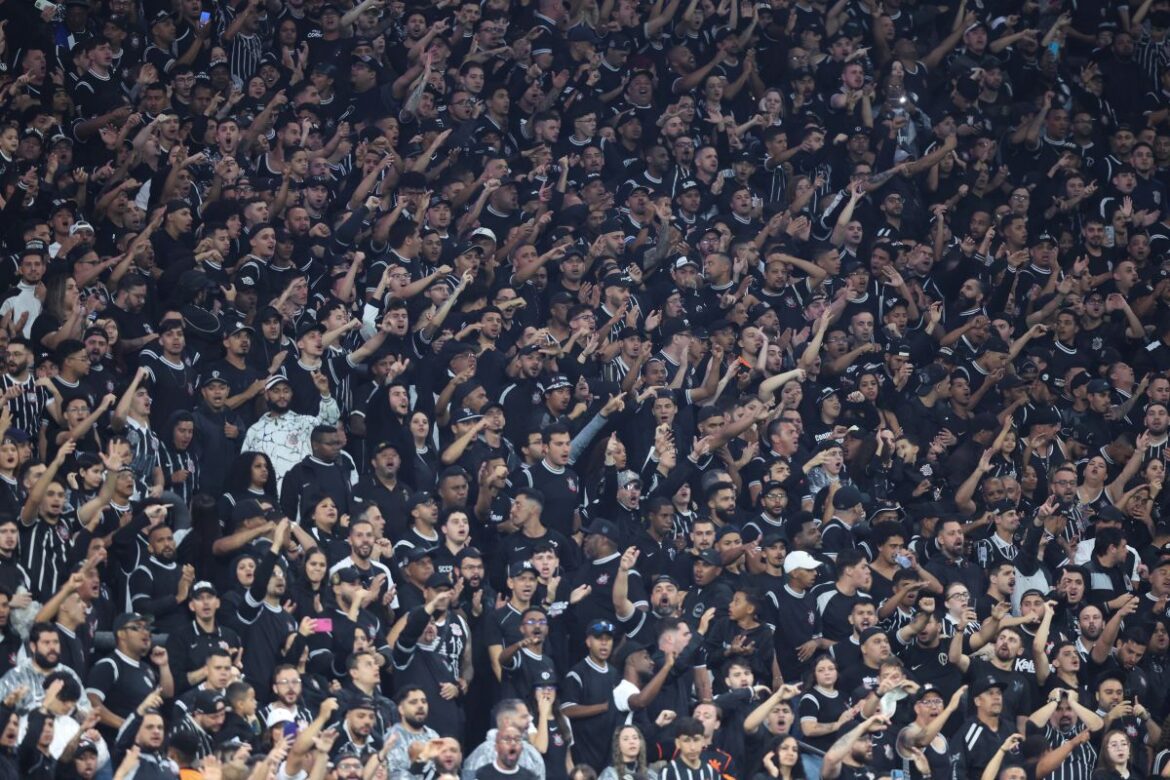 video:-torcida-do-corinthians-comemora-titulo-da-libertadores-feminina