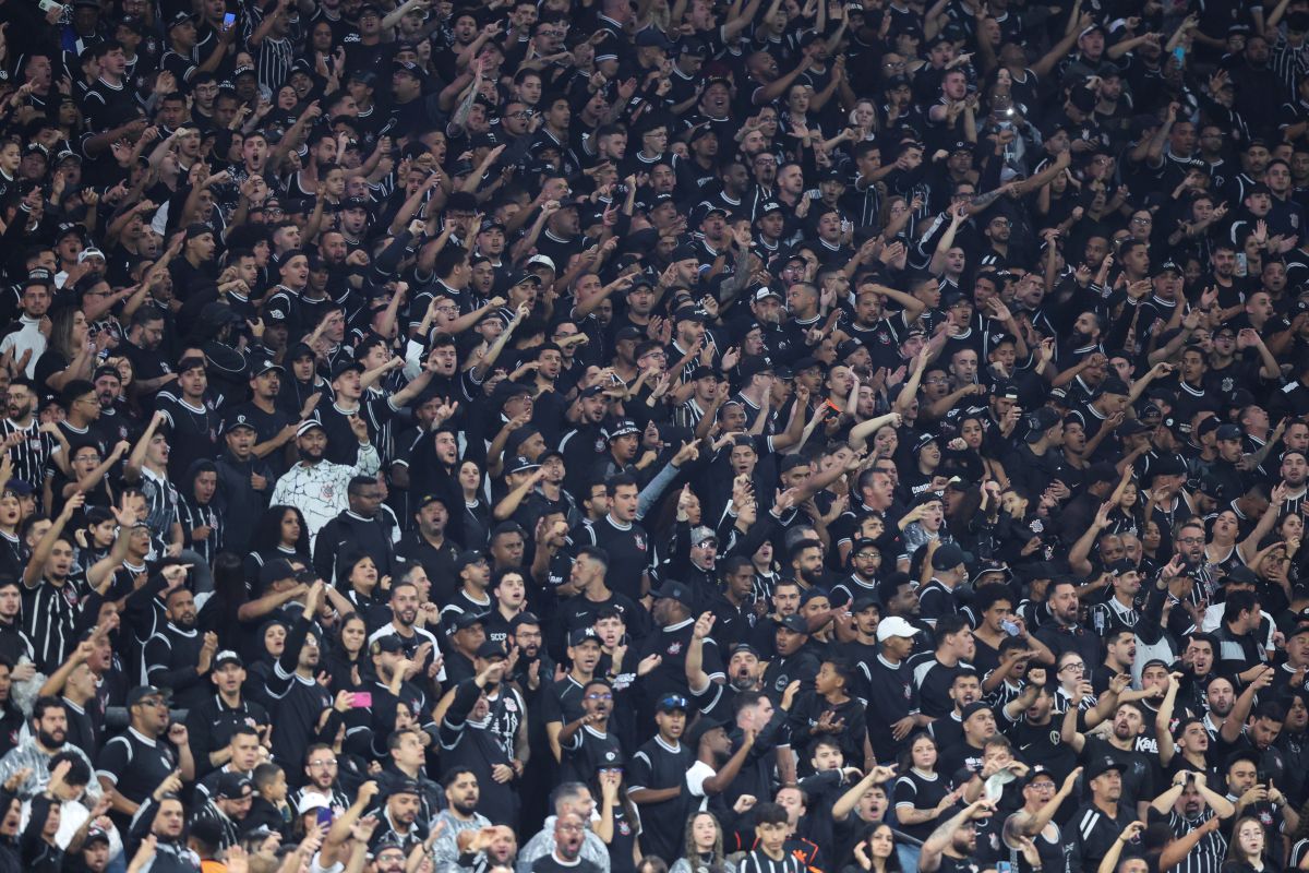 video:-torcida-do-corinthians-comemora-titulo-da-libertadores-feminina