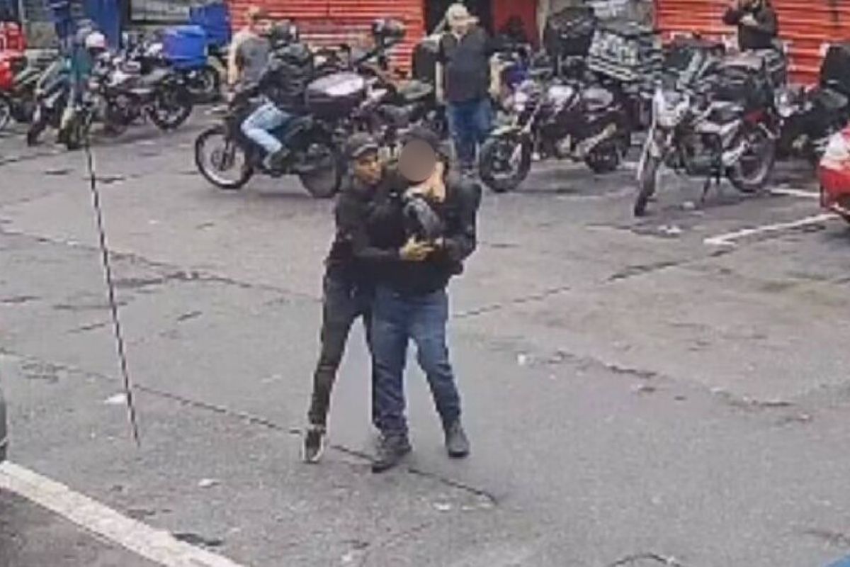 video:-homem-e-baleado-na-cabeca-durante-assalto-na-25-de-marco