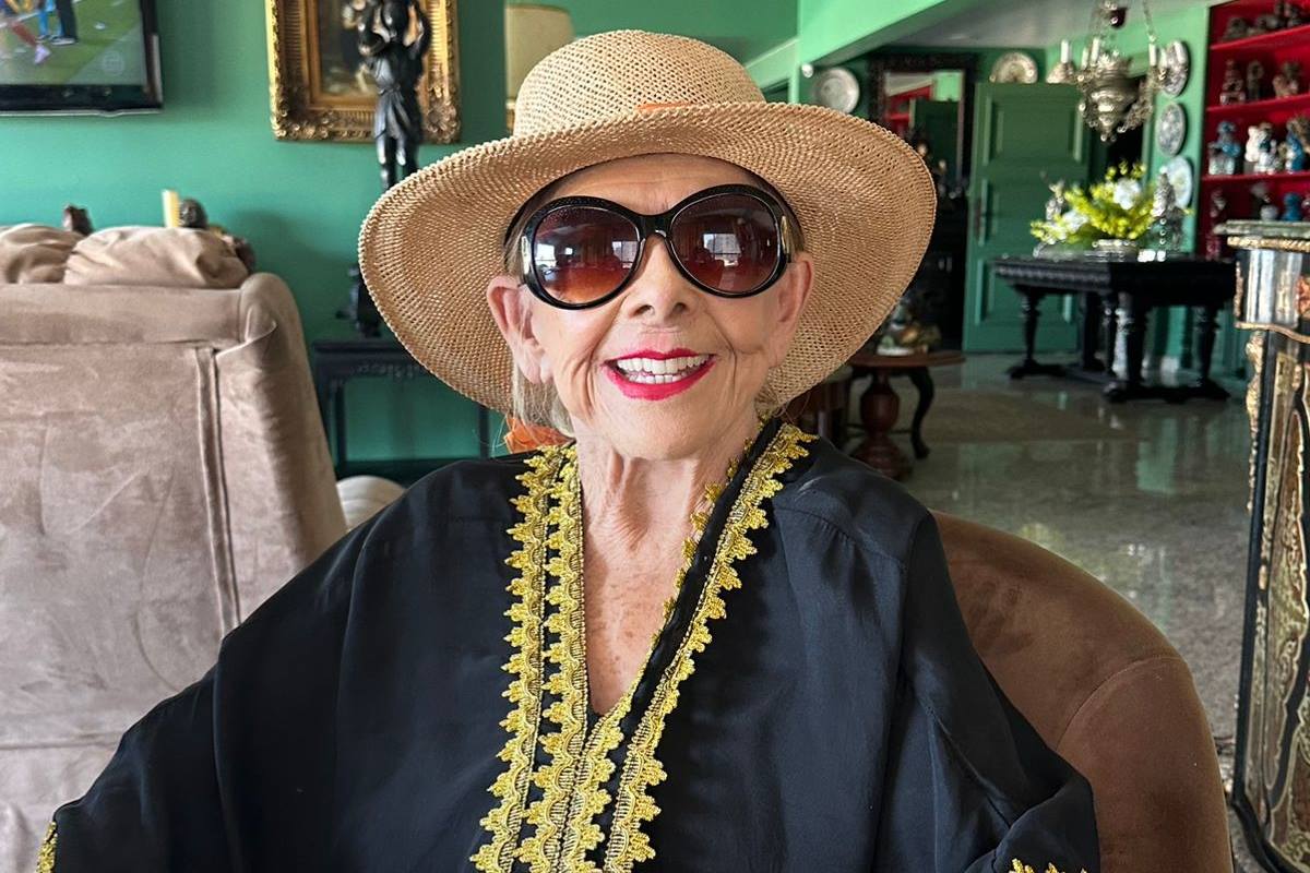 socialite-regina-lemos-volta-para-mansao-apos-prisao-de-ex-motorista