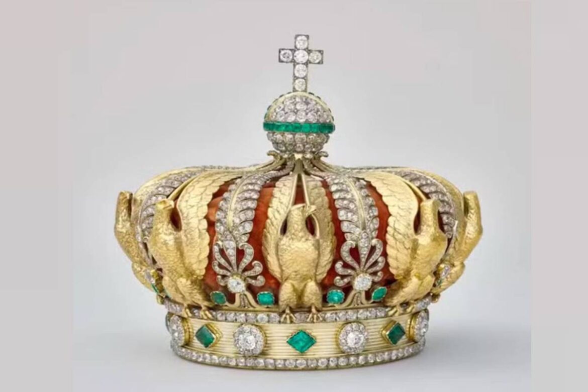 louvre:-coroa-de-diamantes-roubada-e-encontrada-em-rua-de-paris