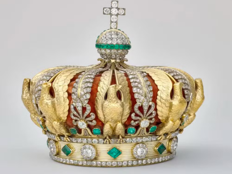 Coroa de 1,3 mil diamantes roubada no Louvre é encontrada em rua de Paris