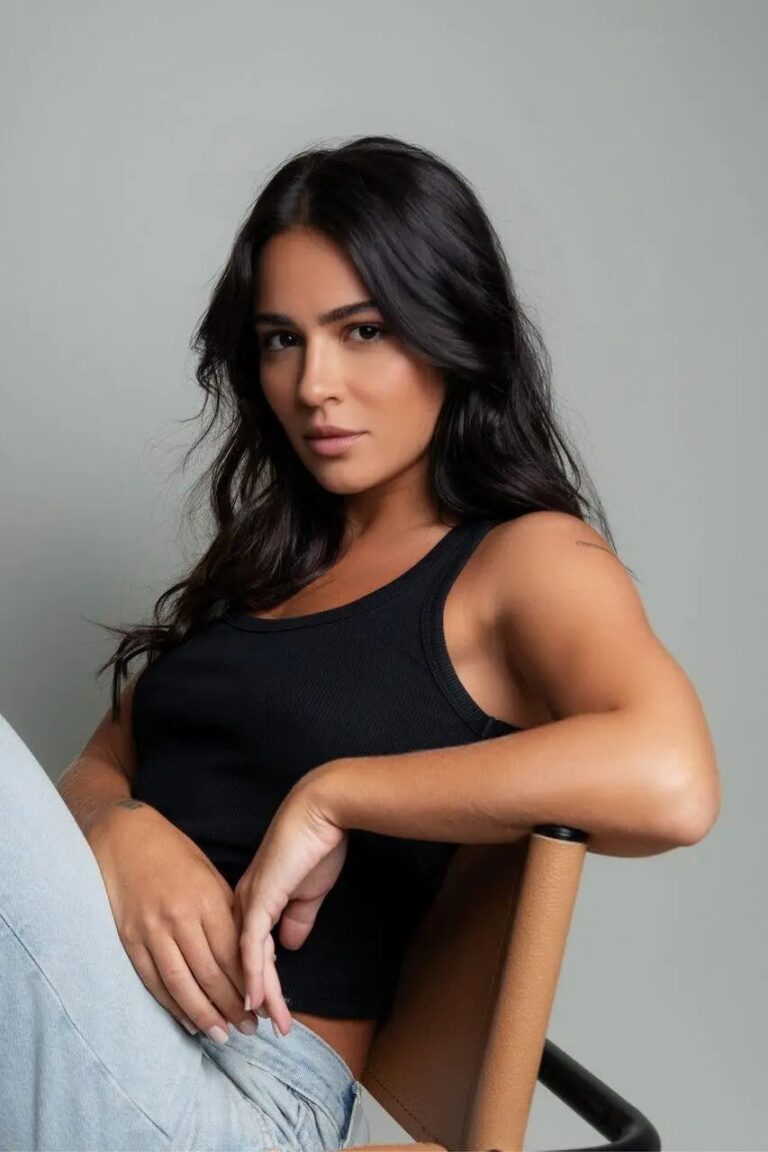 Giullia Buscaccio encarna elfa lendária em noite de glamour em baile de halloween