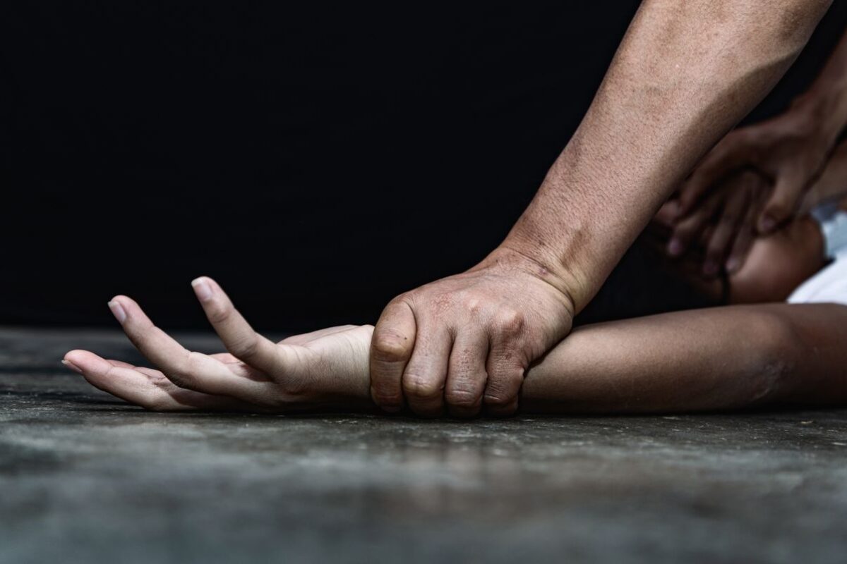 mulher-e-esfaqueada-por-membro-de-faccao-criminosa-ao-chegar-em-casa