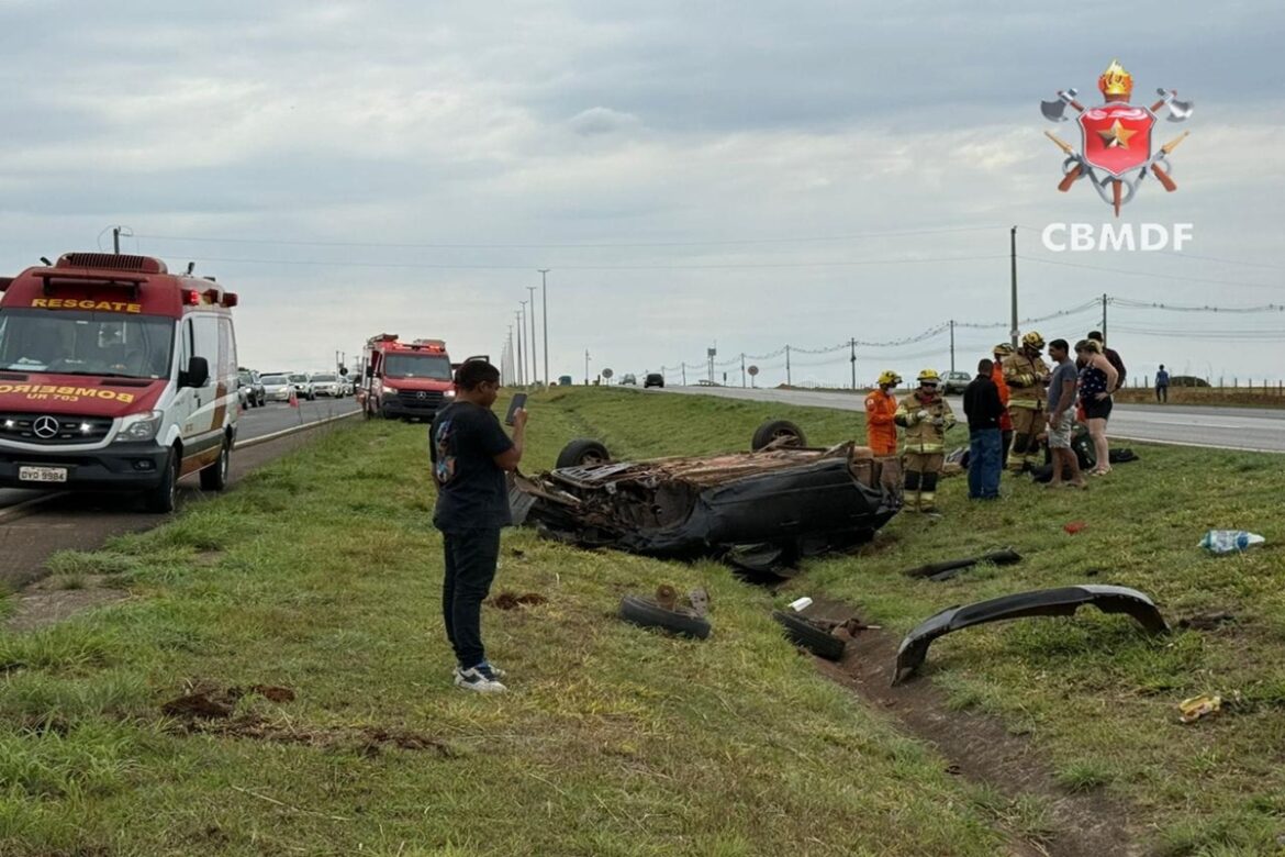 quatro-pessoas-ficam-feridas-apos-carro-capotar-na-br-060