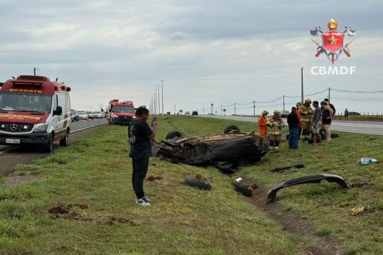 Quatro pessoas ficam feridas após carro capotar na BR-060