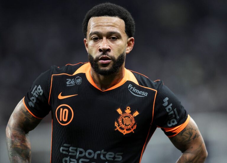 Vídeo: Memphis Depay debocha de jogador do Atlético-MG durante jogo