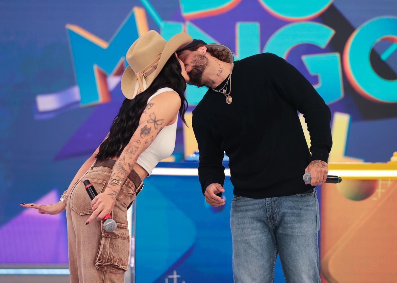 Zé Felipe oficializa romance ao postar foto beijando Ana Castela em programa de TV