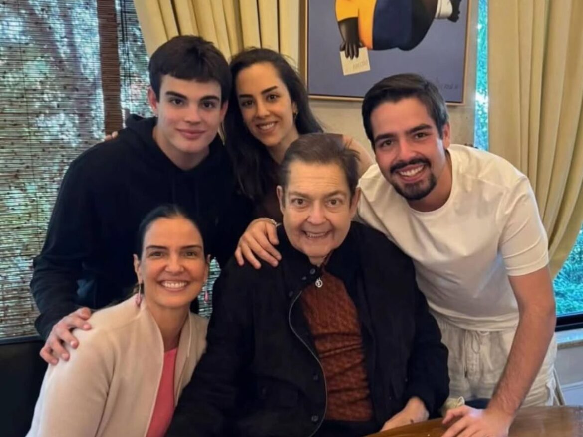 joao-silva-compartilha-momentos-com-faustao,-mae-e-irmaos:-“familia-e-tudo”