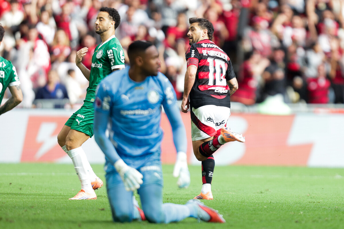 em-jogo-disputado,-flamengo-vence-palmeiras-e-embola-briga-pelo-titulo