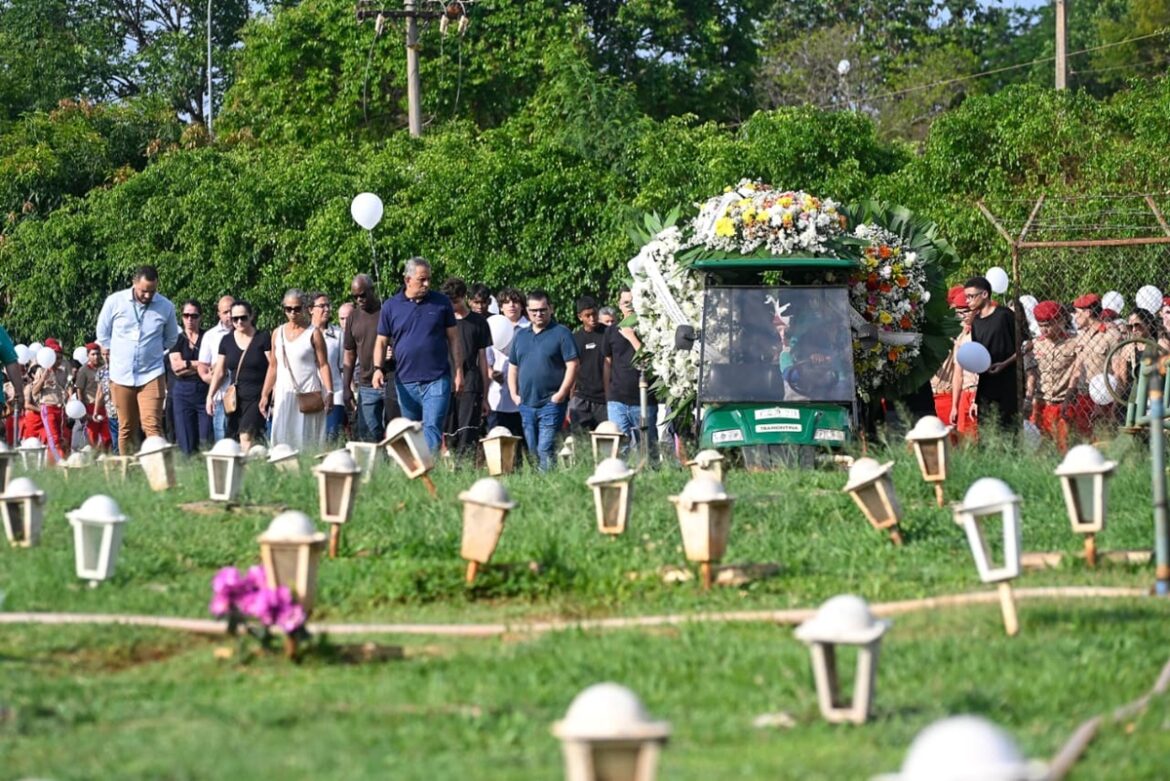 “menino-da-paz”:-emocao-marca-velorio-de-adolescente-assassinado-no-df