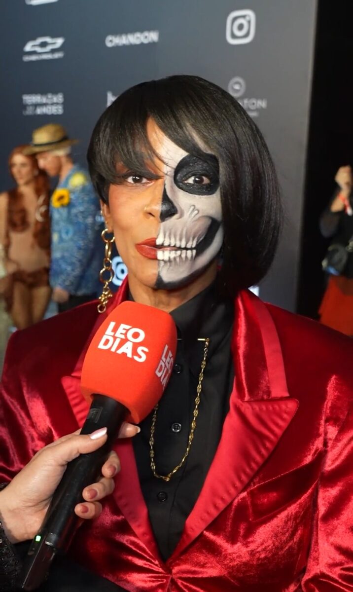 rita-batista-se-transforma-na-“senhora-do-tempo”-e-impressiona-em-baile-de-halloween