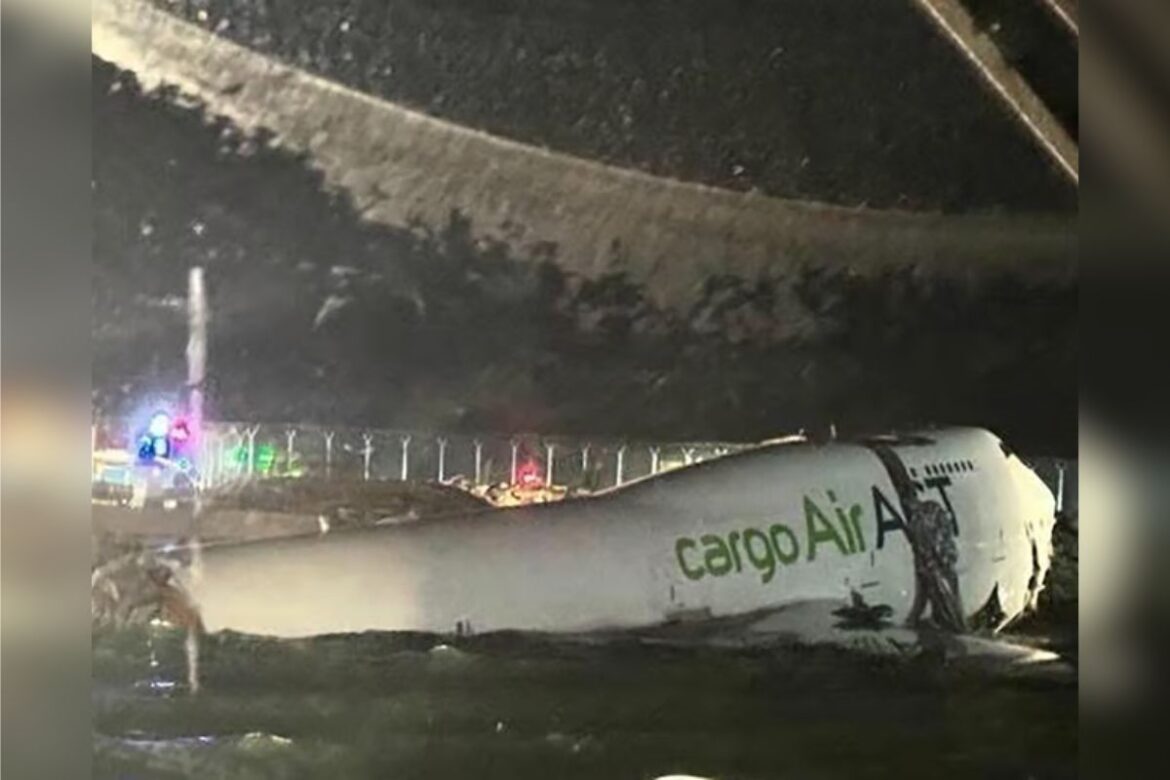 aviao-de-carga-derrapa-e-cai-no-mar-durante-pouso-em-hong-kong