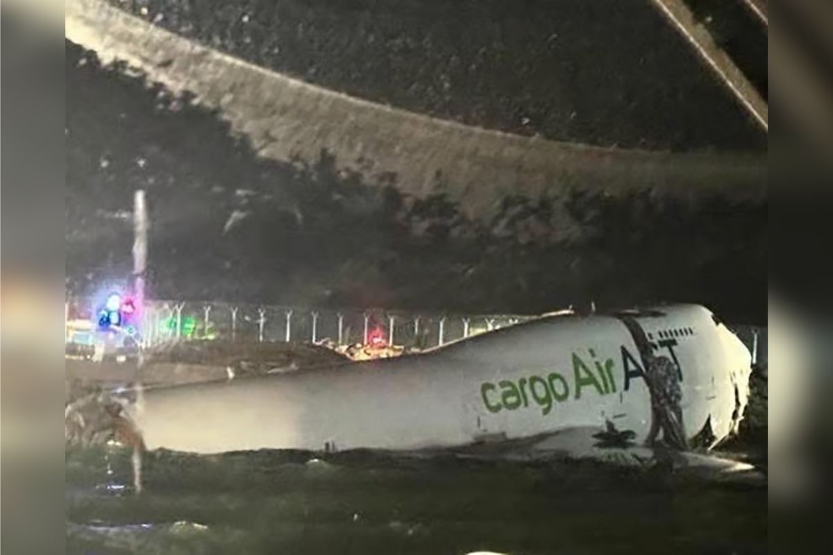 aviao-de-carga-derrapa-e-cai-no-mar-durante-pouso-em-hong-kong