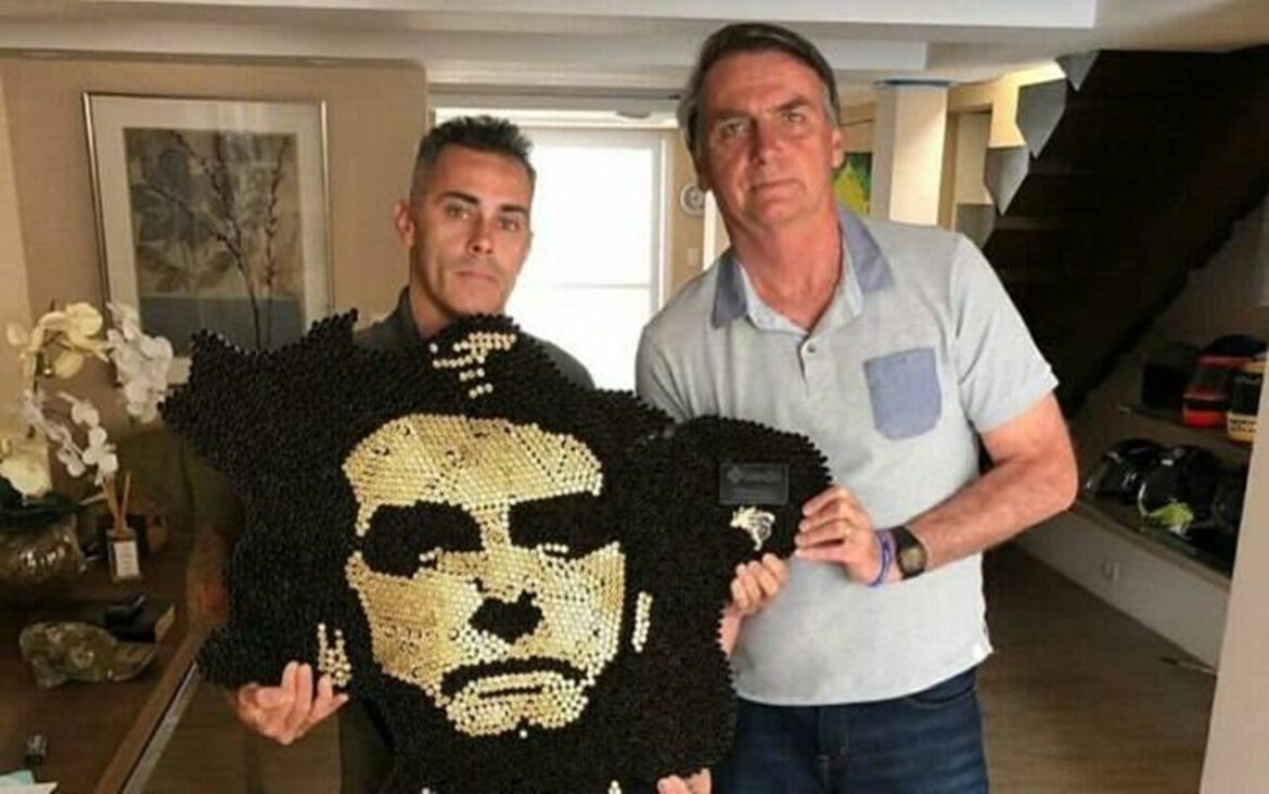 pm-compra-quadro-de-artista-que-fez-escultura-de-bolsonaro-com-cartuchos