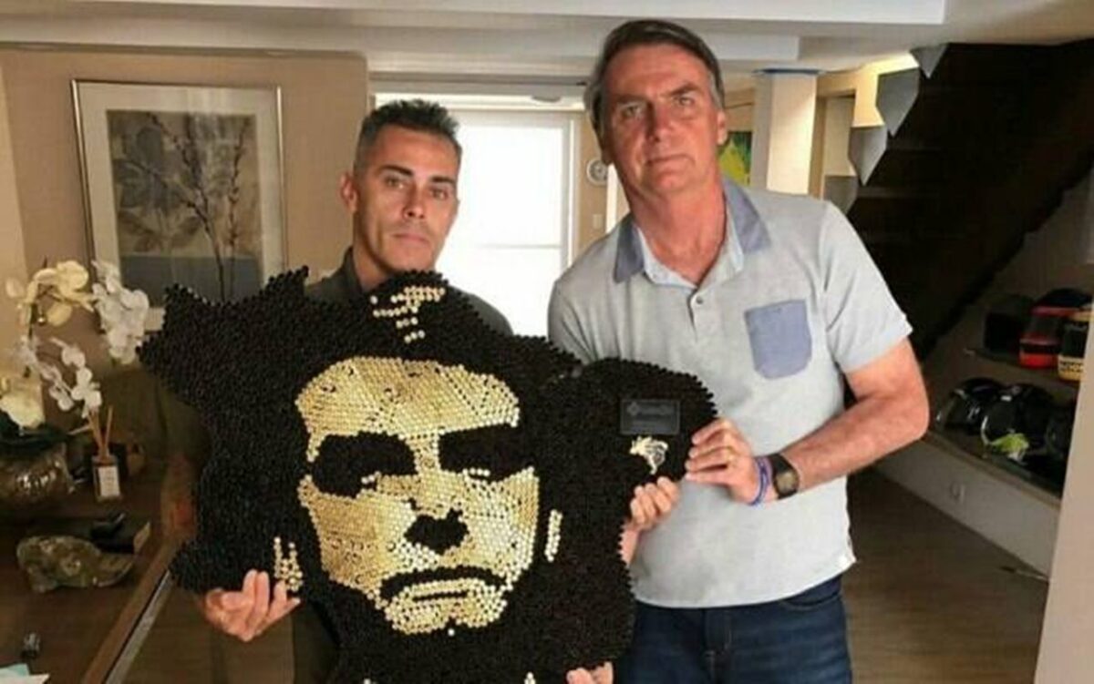 pm-compra-quadro-de-artista-que-fez-escultura-de-bolsonaro-com-cartuchos