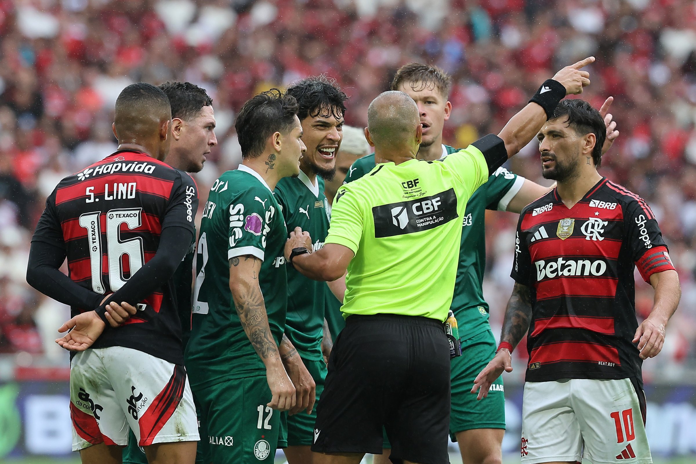 flamengo-x-palmeiras:-cbf-divulga-audio-do-var-em-possivel-penalti