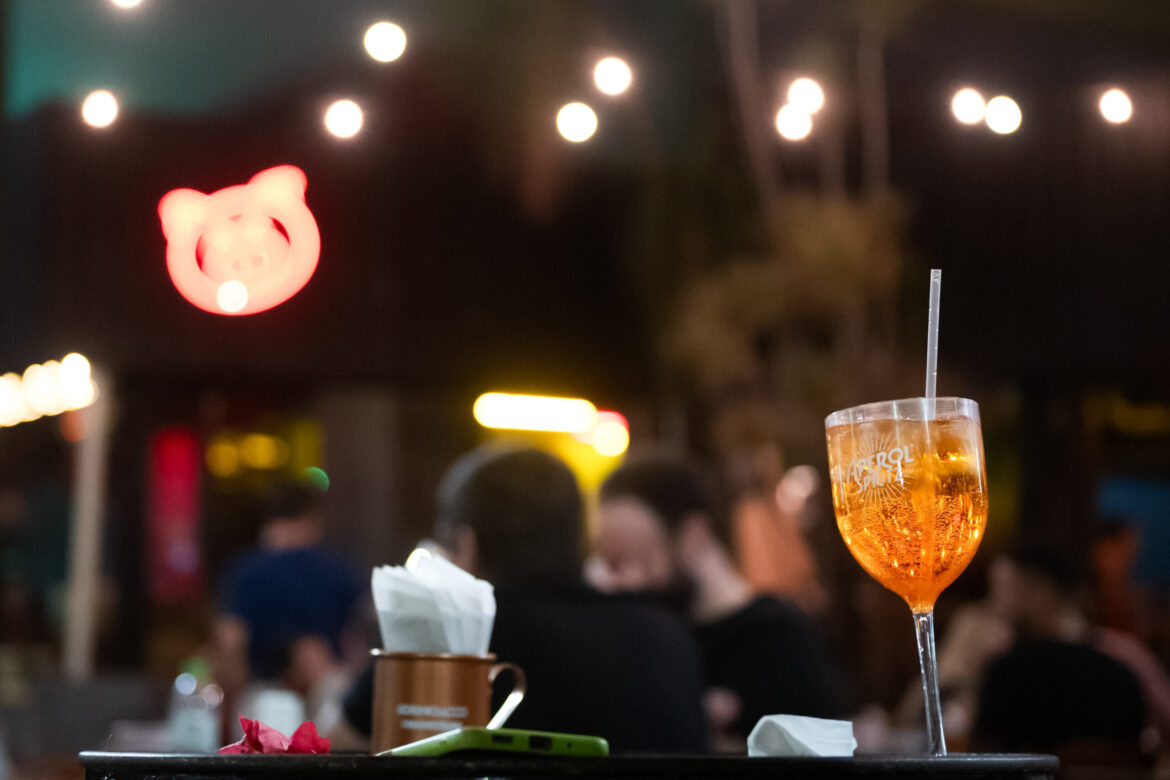 com-crise-do-metanol,-vendas-em-bares-e-restaurantes-caem-em-setembro