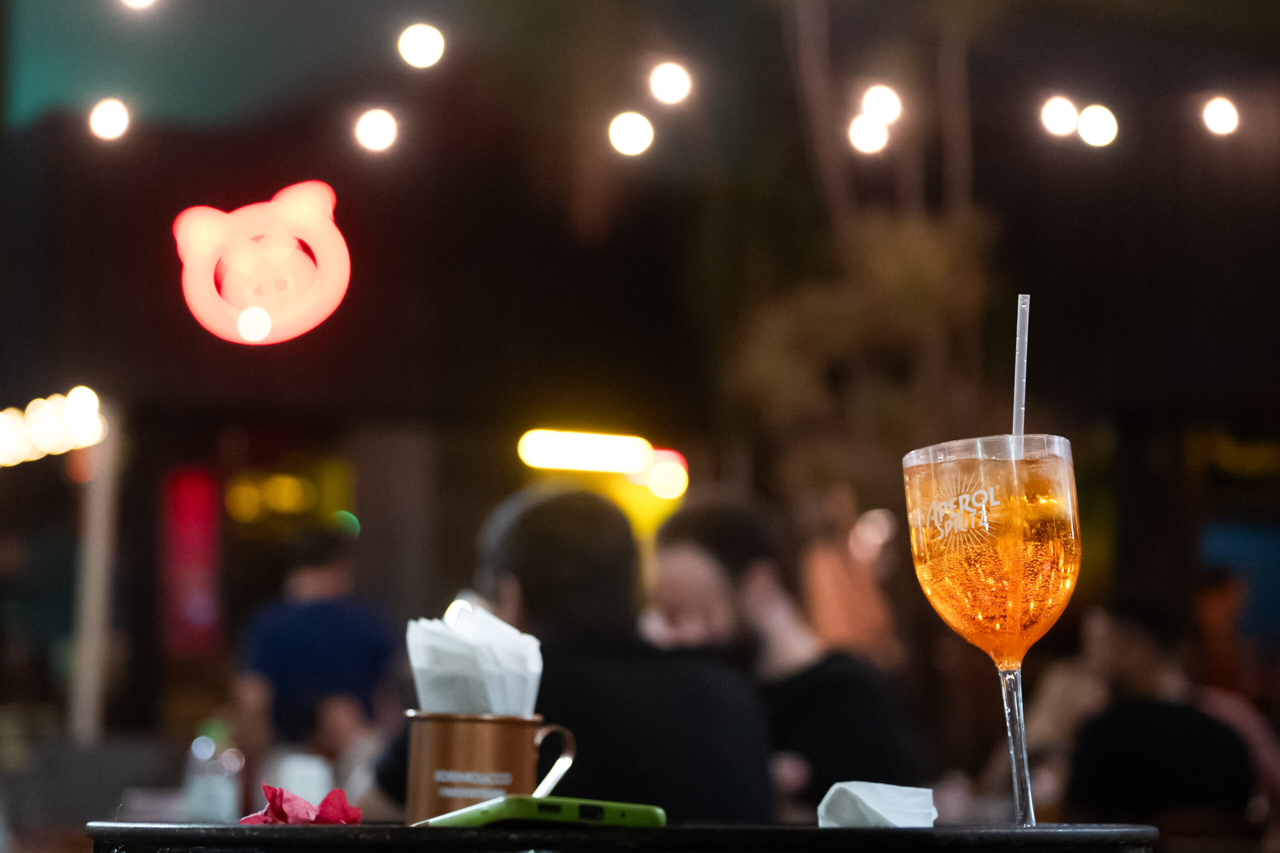 com-crise-do-metanol,-vendas-em-bares-e-restaurantes-caem-em-setembro