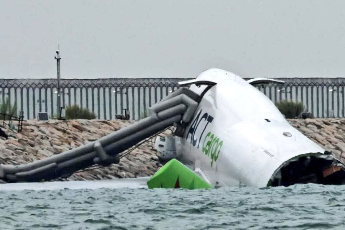 hong-kong:-aviao-de-carga-sai-da-pista,-cai-no-mar-e-deixa-2-mortos