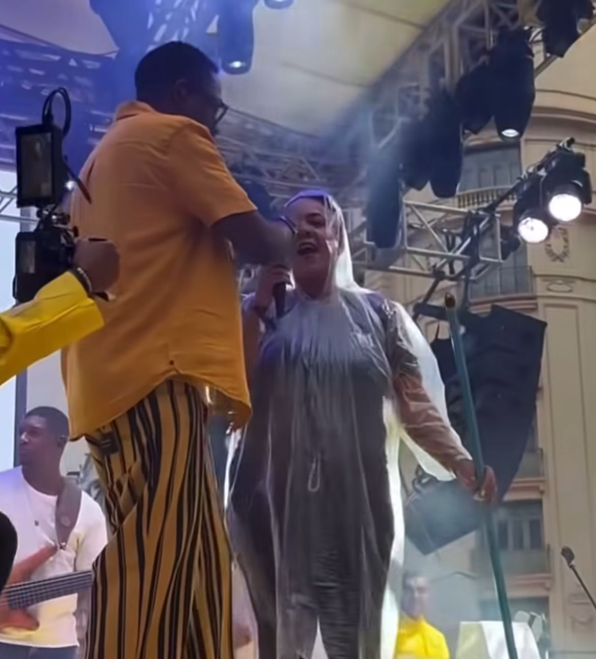 mumuzinho-interrompe-show,-ajuda-funcionaria,-deixa-ela-cantar-e-paga-20x-a-diaria-dela