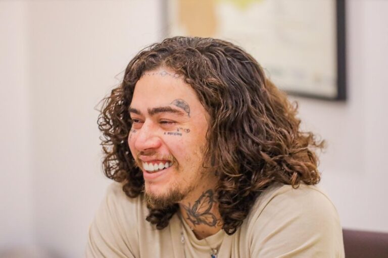 Whindersson Nunes desabafa sobre violão quebrado em voo e faz apelo à companhia aérea