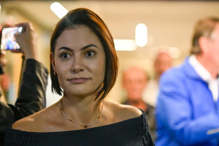 CPMI: Pimenta e Damares batem boca após fala sobre Michelle Bolsonaro
