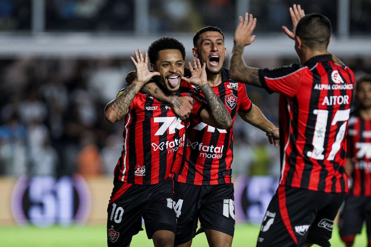 vitoria-vence-santos-na-vila-e-incendeia-luta-contra-o-rebaixamento