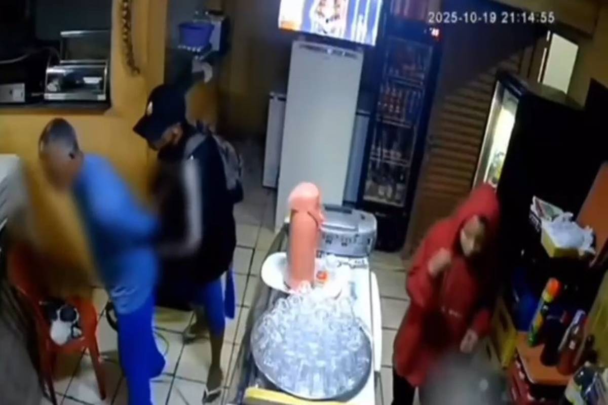 video:-casal-vai-a-quiosque,-bebe,-rende-vigia-e-anuncia-assalto-no-df