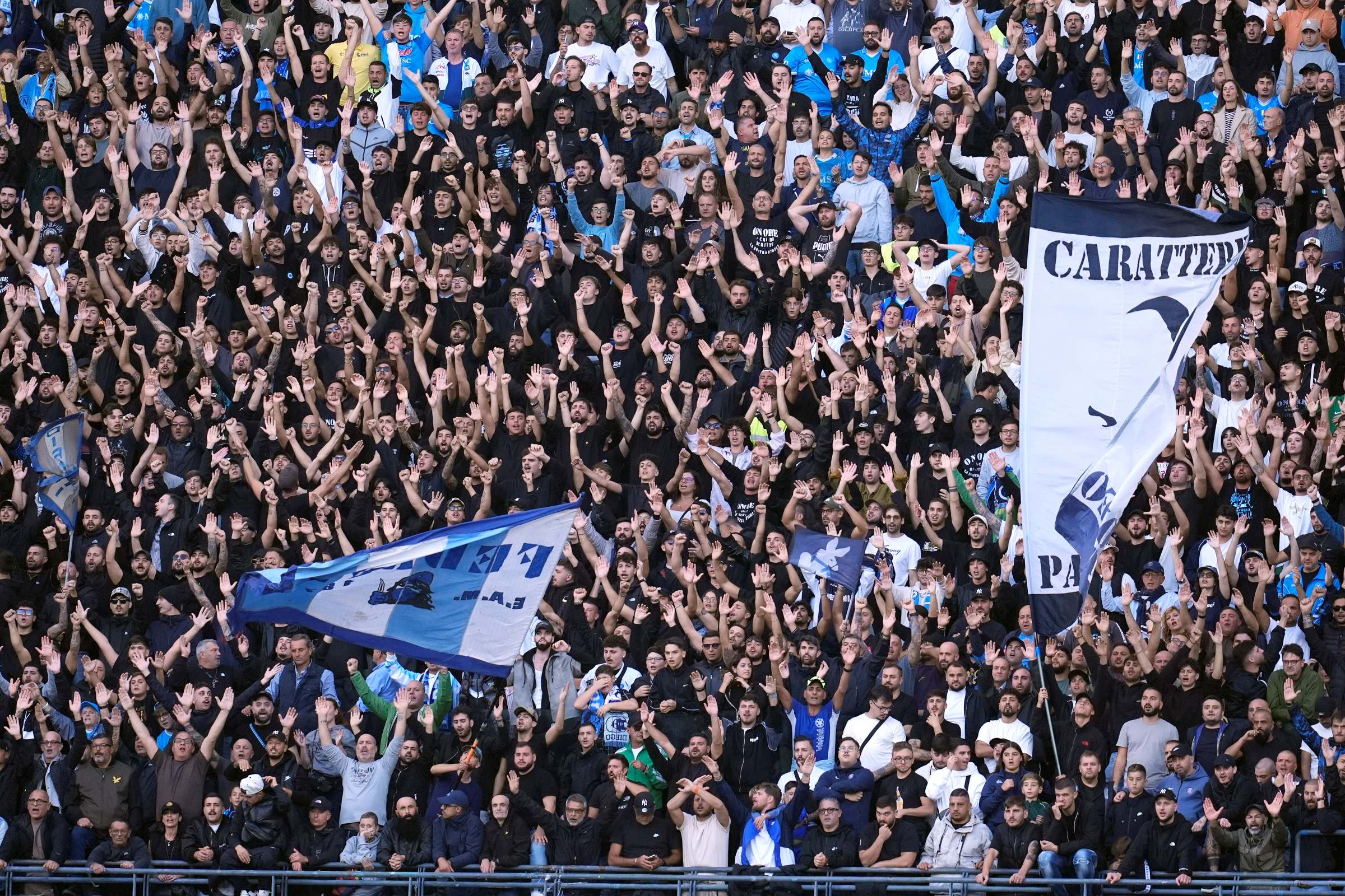 champions:-napoli-tem-230-torcedores-detidos-antes-de-jogo-na-holanda