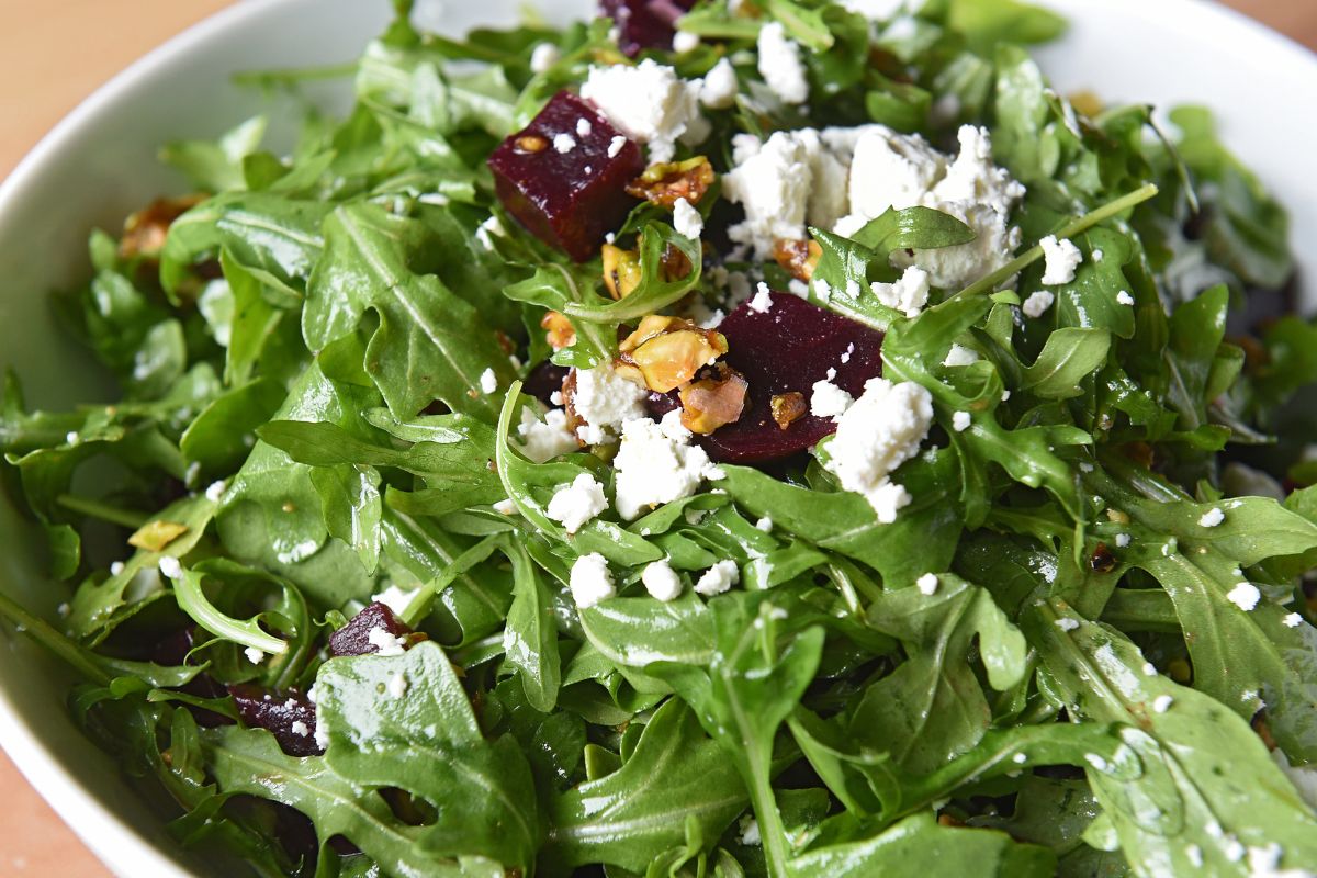 chef-ensina-duas-maneiras-criativas-de-preparar-salada-de-beterraba