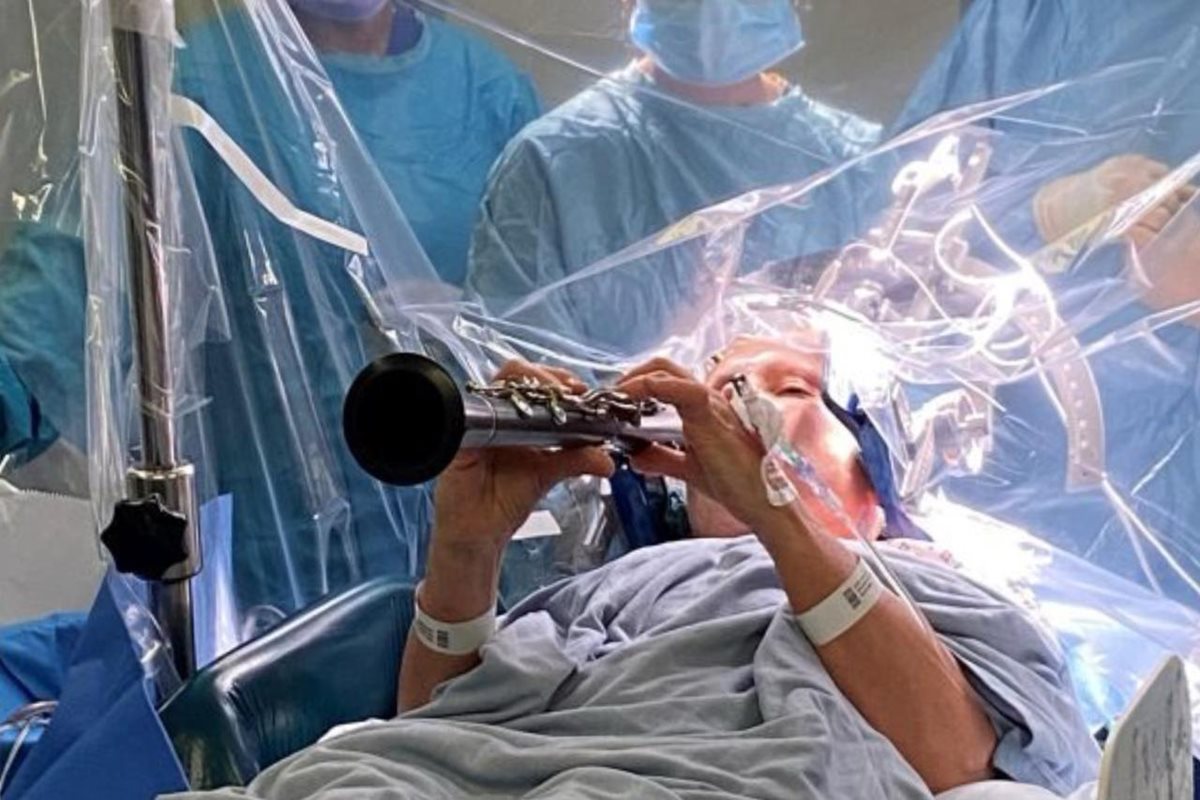 video:-mulher-toca-clarinete-durante-cirurgia-cerebral-para-parkinson