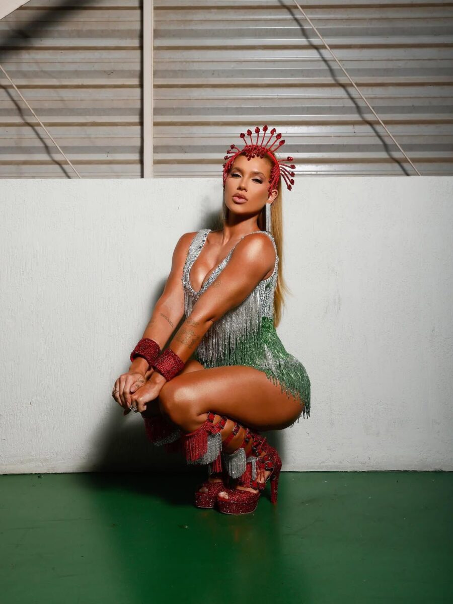 vestido-de-peso:-virginia-fonseca-usa-figurino-de-cinco-quilos-no-ensaio-da-grande-rio