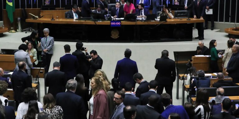 CĂąmara aprova urgĂȘncia para votar projeto que cria bancada cristĂŁ