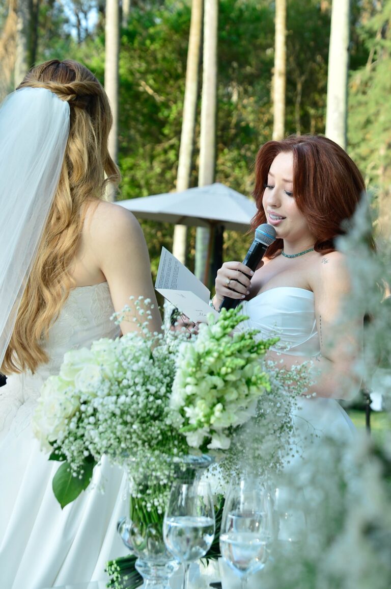 Mari Fernandez justifica lua de mel com presença de amigos: “Somos duas mulheres”