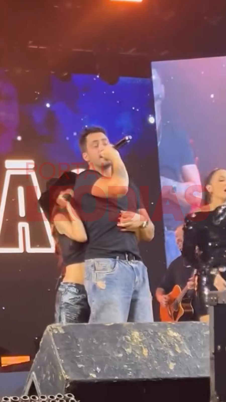 Matheus Vargas beija bochecha de Maiara em show e rumores de romance aumentam