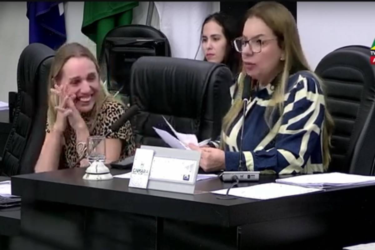 vereadora-ri-ao-ler-projeto-que-proibe-bebe-reborn-no-sus.-veja-video