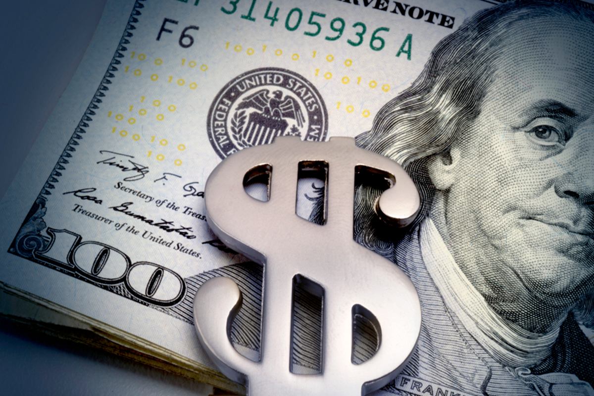 dolar-cai-e-bolsa-sobe-em-meio-a-arrancada-global-do-preco-do-petroleo