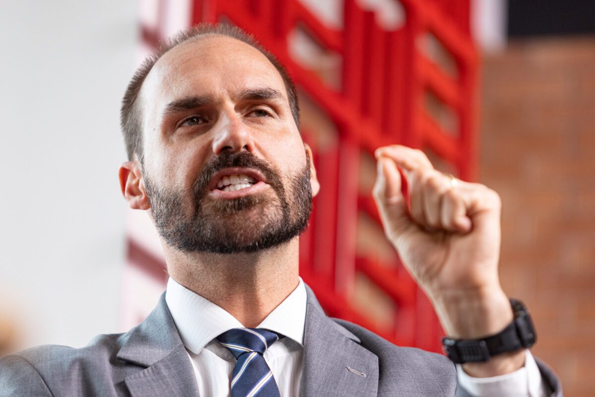 eduardo-bolsonaro-faltou-a-mais-de-70%-das-sessoes-da-camara-este-ano