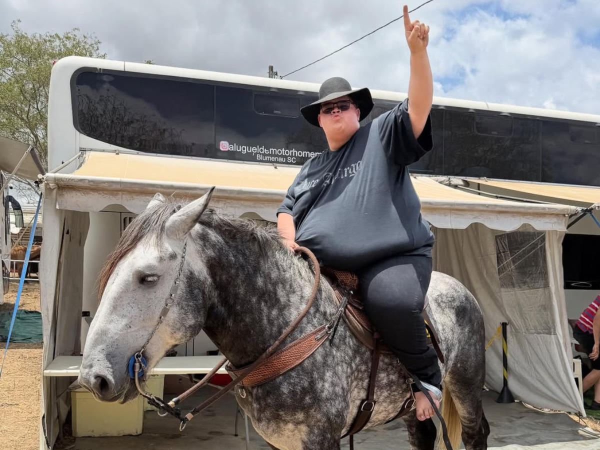 gordao-da-xj-realiza-sonho-de-andar-de-cavalo-apos-emagrecer-115-kg