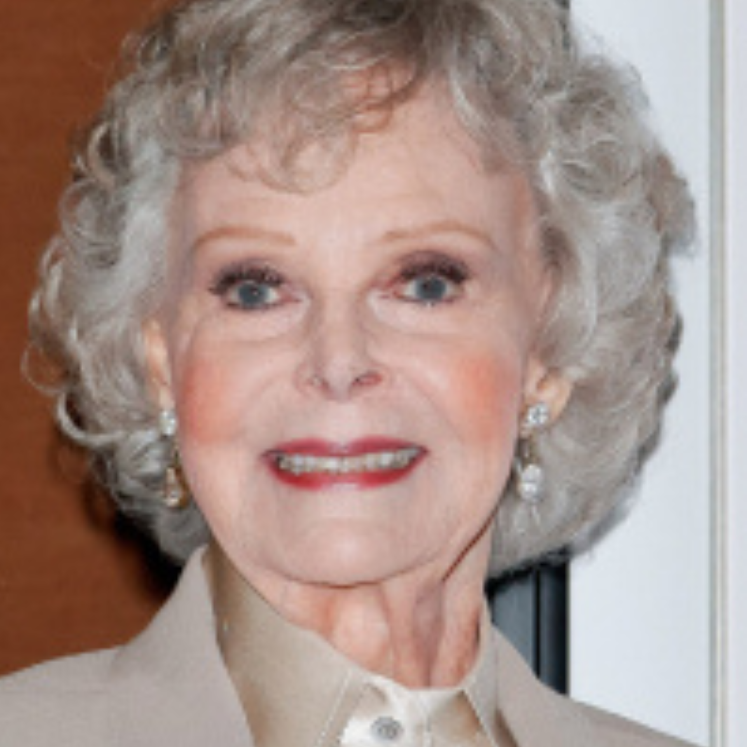 Adeus a uma lenda: June Lockhart, estrela de Lassie e Perdidos no Espaço, morre aos 100 anos