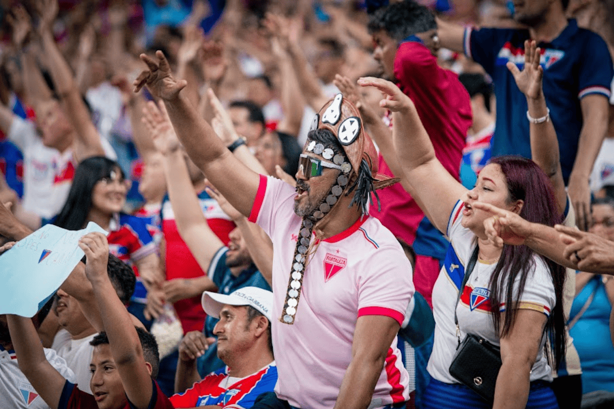 torcedor-do-fortaleza-flagra-flamenguistas-infiltrados-no-castelao