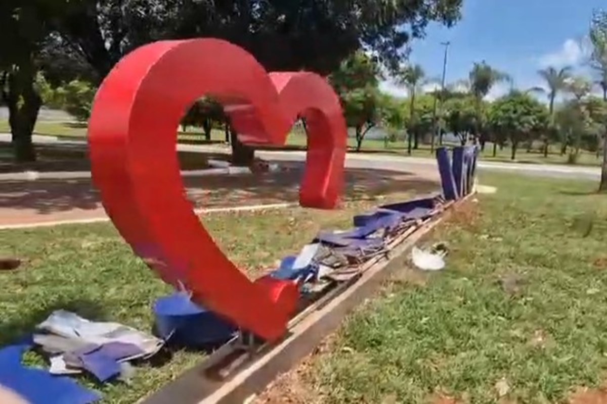 coracao-partido:-letreiro-de-boas-vindas-de-regiao-do-df-e-destruido