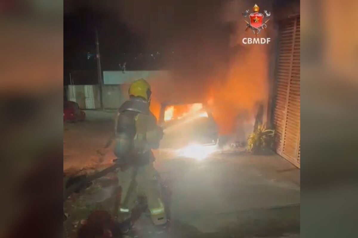 video:-carro-em-chamas-mobiliza-bombeiros-no-distrito-federal