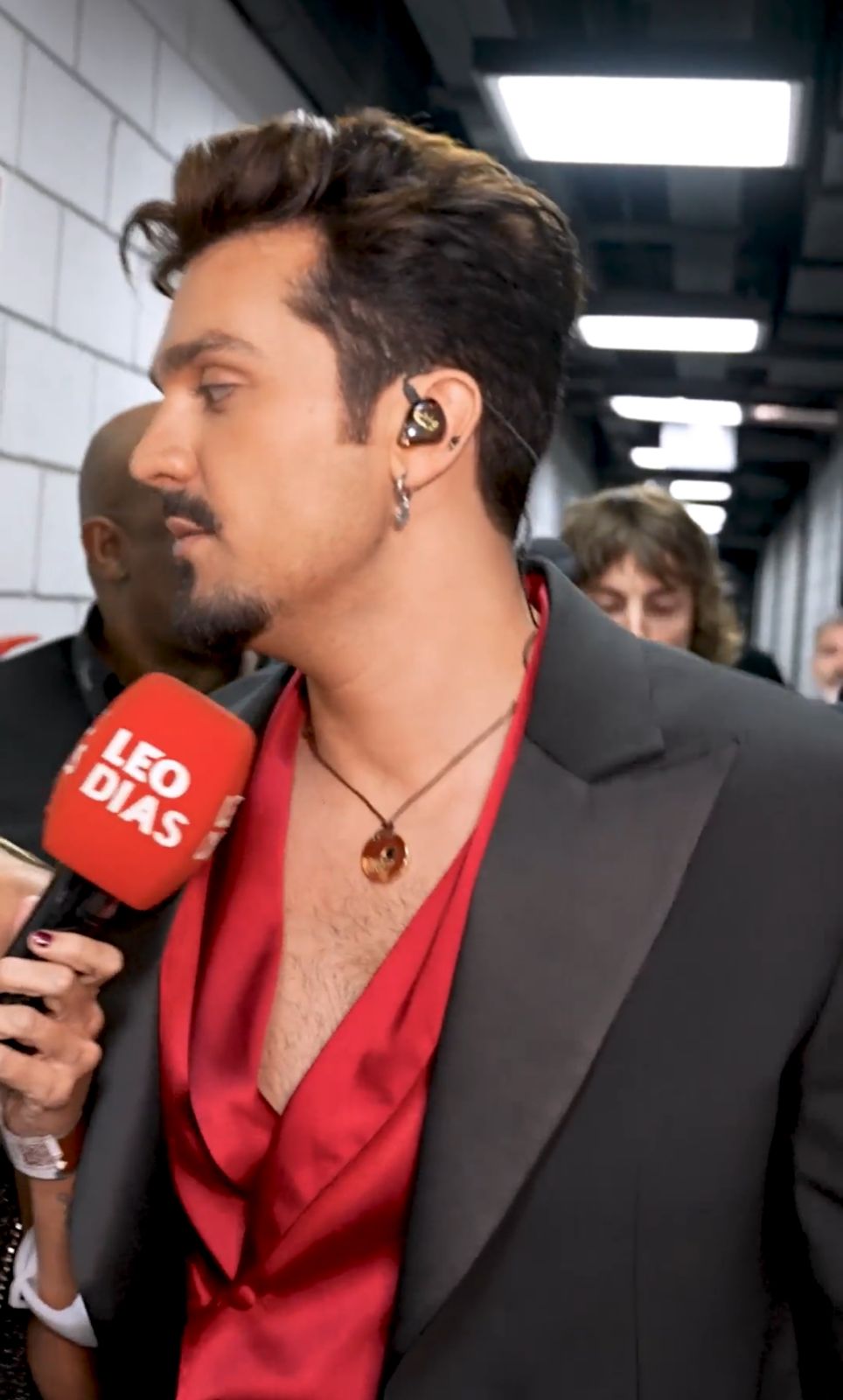 Luan Santana celebra sucesso no palco e amor pela filha nos bastidores de novo DVD