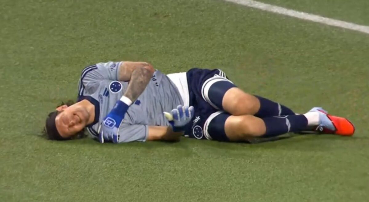 video:-cassio-e-atingido-com-garrafa-arremessada-por-palmeirense