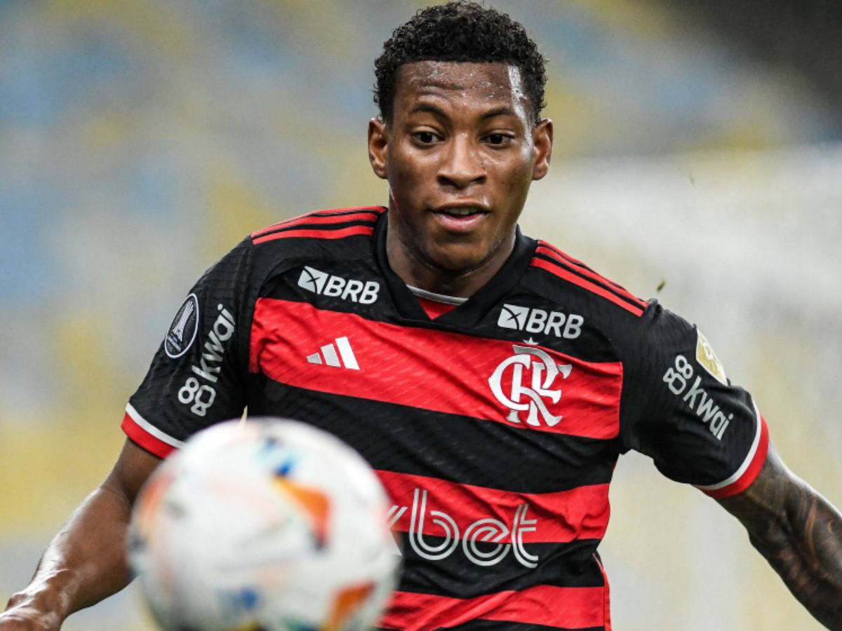 Foto em que Plata aparece em noitada viraliza após derrota do Flamengo e irrita torcida