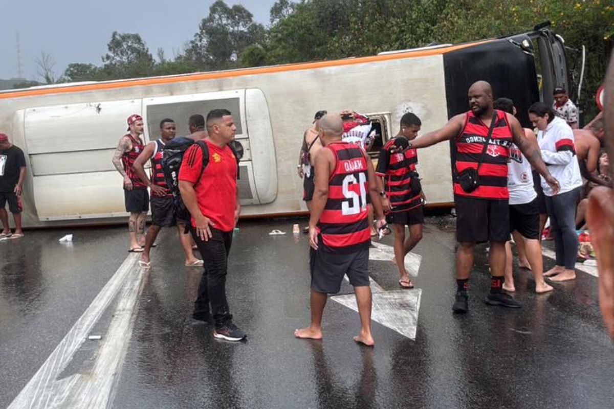onibus-com-torcedores-do-flamengo-capota-no-rio-de-janeiro.-confira