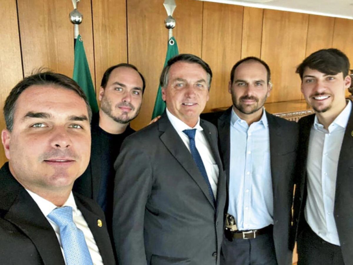 carlos-bolsonaro-anuncia-pre-candidatura-ao-senado-por-santa-catarina-em-2026